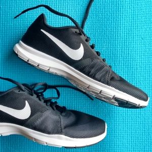 BOYS NEW NIKE athletic shoes 7Y